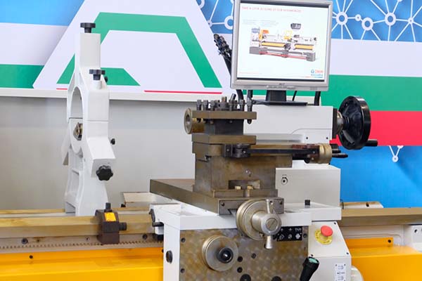 Загальний вигляд токарного верстата CU-630 CU-630 Верстат токарно-гвинторізний. Загальний вигляд